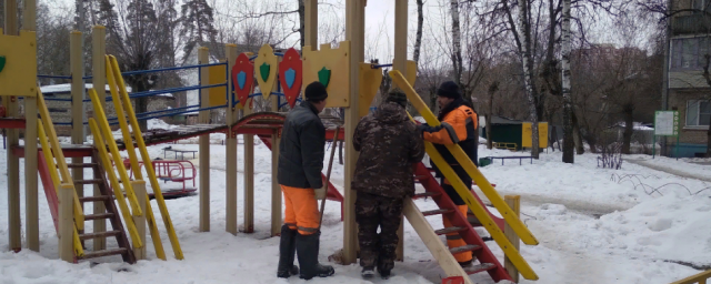 В Раменском г.о. проводят ремонт малых форм на детских площадках Новости Раменское 
