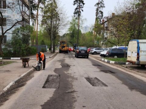 На улице Десантной в городе Раменское выполняют ямочный ремонт дороги Новости Раменское 