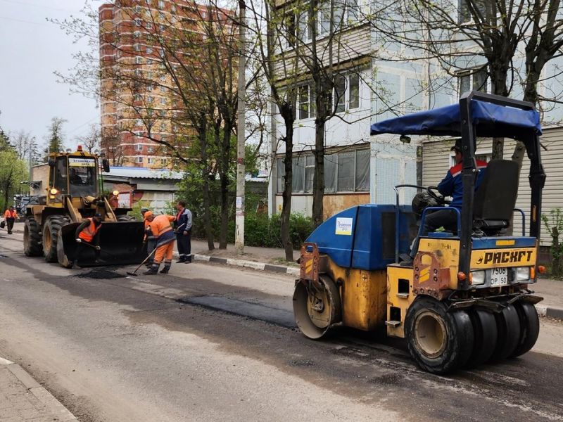 На улице Десантной в городе Раменское выполняют ямочный ремонт дороги Новости Раменское 