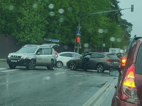 Заблокировали «встречку»: авария с участием трех автомобилей перекрыли движение в Раменском Новости Раменское 